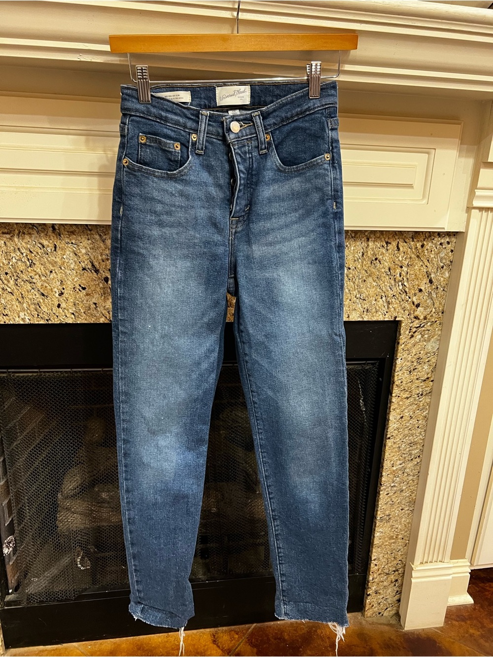 Universal Thread Women's Medium Blue Straight-Leg Jeans size 4R
